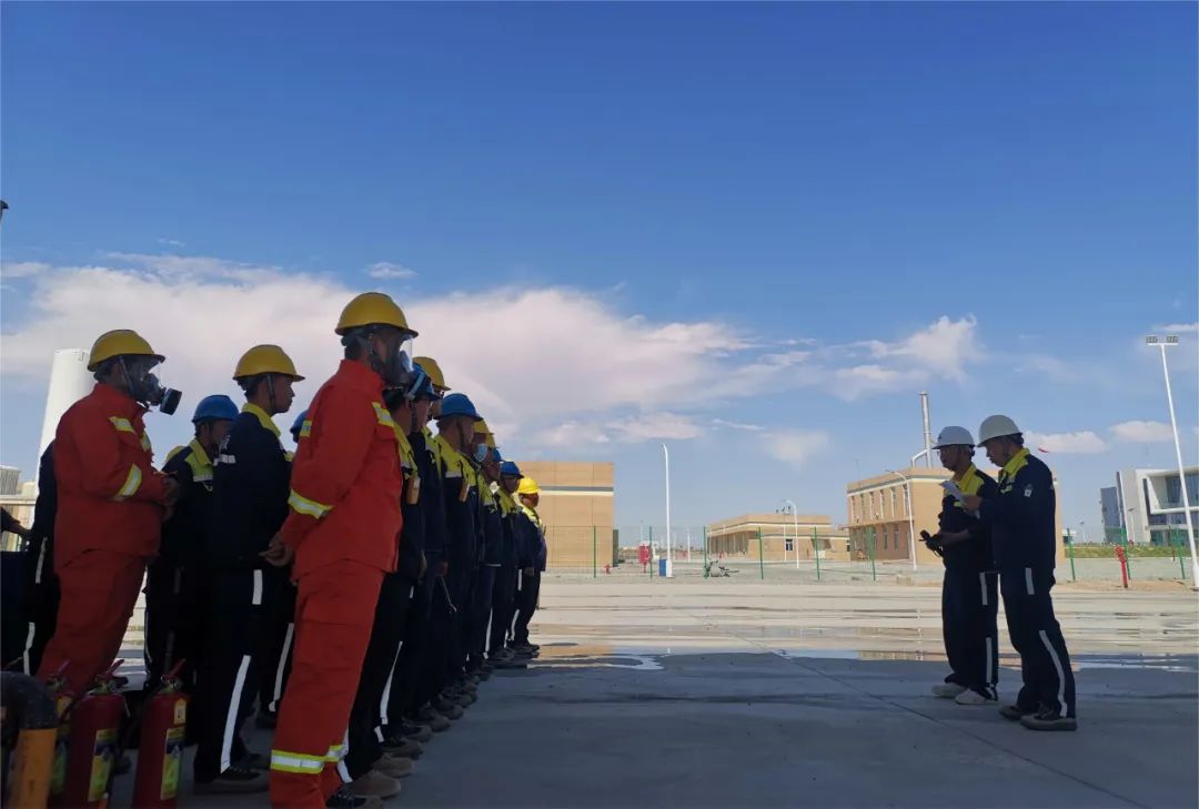 在模擬中掌握技能，在演練中提升自我——哈密巨融能源組織開展消防滅火應(yīng)急演練活動